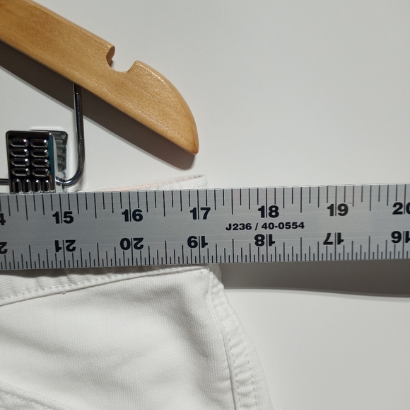 Abercrombie & Fitch Woman's Low Rise White 100% Cotton Shorts Size 8 - Picture 5 of 9